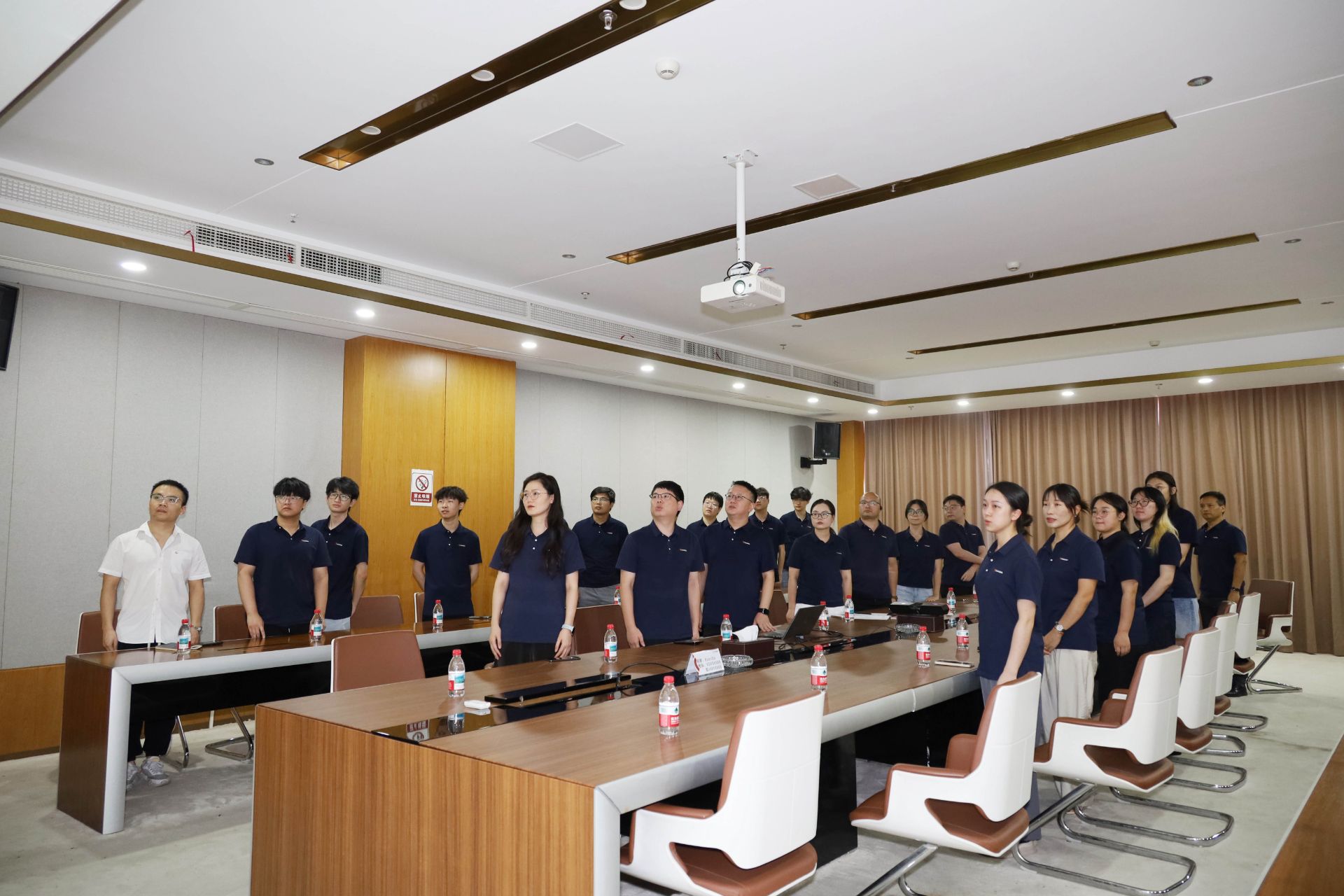 弘扬爱国主义精神|完美体育官网首页入口组织党员观看九三阅兵直播